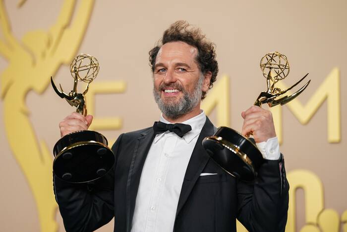 'Widow's Bay' breekt Emmy's record met 14 overwinningen, waaronder beste comedyserie, 'Pitt' wint beste drama