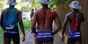 Zuid-Afrikaanse hardlopers trekken brutale kleding aan voor de jaarlijkse race om prostaatkanker onder de aandacht te brengen
