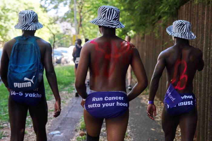 Zuid-Afrikaanse hardlopers trekken brutale kleding aan voor de jaarlijkse race om prostaatkanker onder de aandacht te brengen