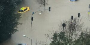Zware regenval en overstromingen in Istanboel dwingen de sluiting van scholen