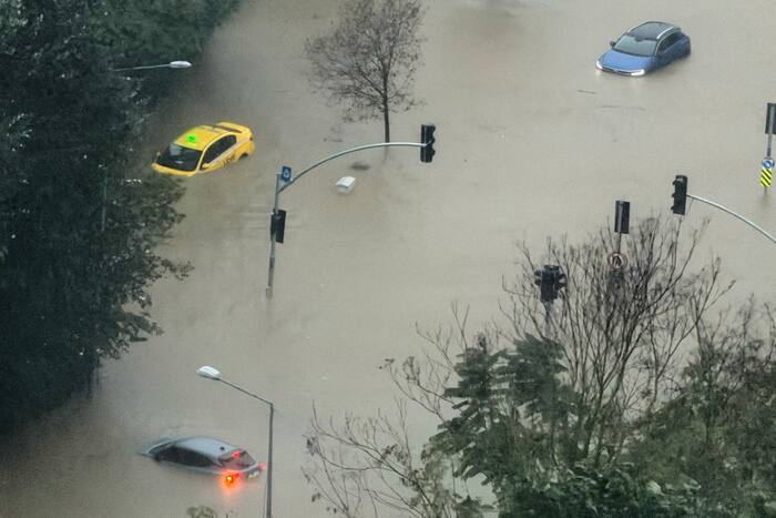 Zware regenval en overstromingen in Istanboel dwingen de sluiting van scholen