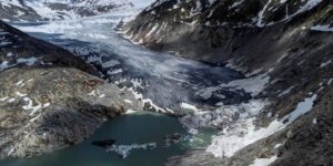 Zwitserse gletsjers verliezen in 2026 meer dan 5% van hun ijsvolume doordat hittegolven en lage wintersneeuw de dooi versnellen