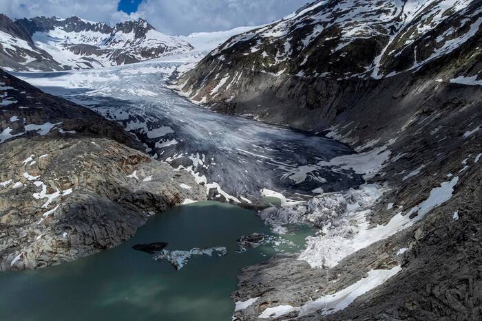 Zwitserse gletsjers verliezen in 2026 meer dan 5% van hun ijsvolume doordat hittegolven en lage wintersneeuw de dooi versnellen